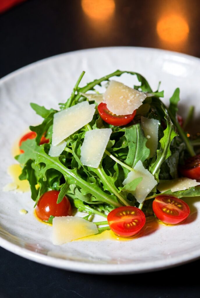Sałatka z rukolą i parmezanem Sałatka z rukolą i parmezanem